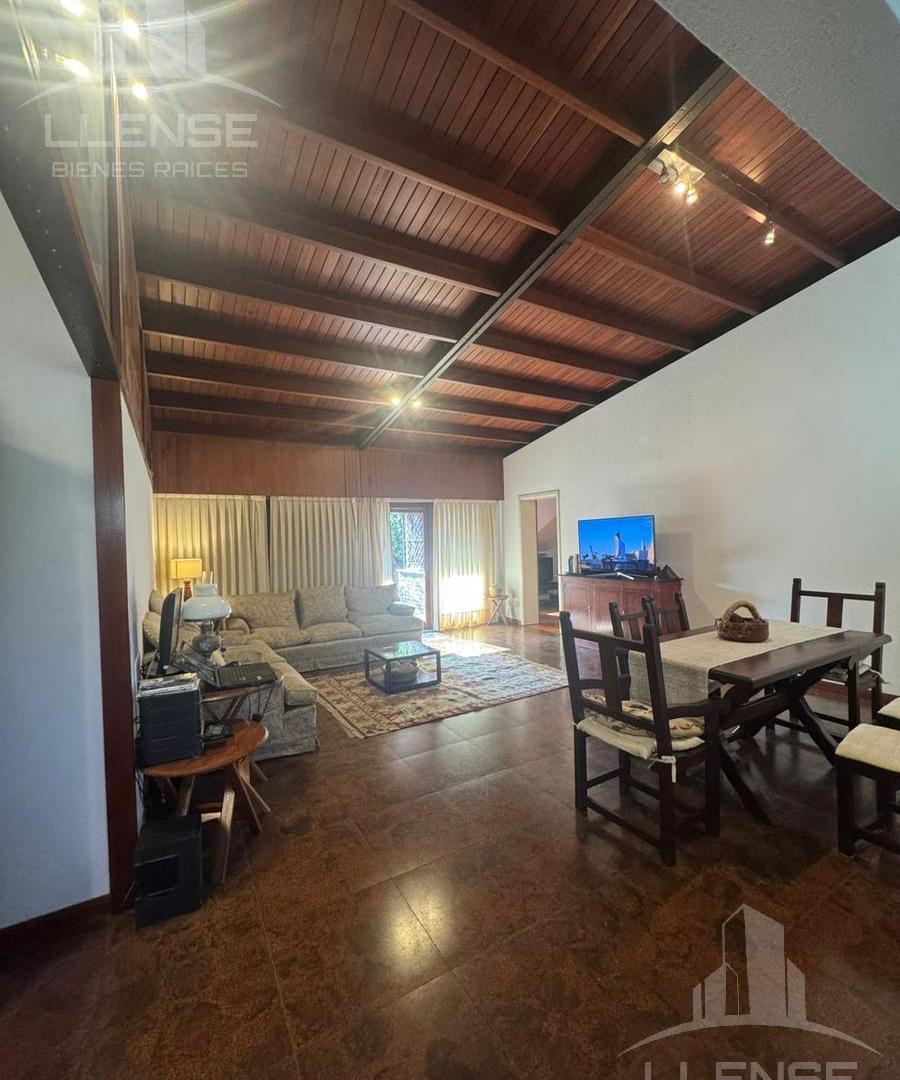 Foto de Casa 5 ambientes con jardín en venta, dos plantas en Quilmes, imagen 1