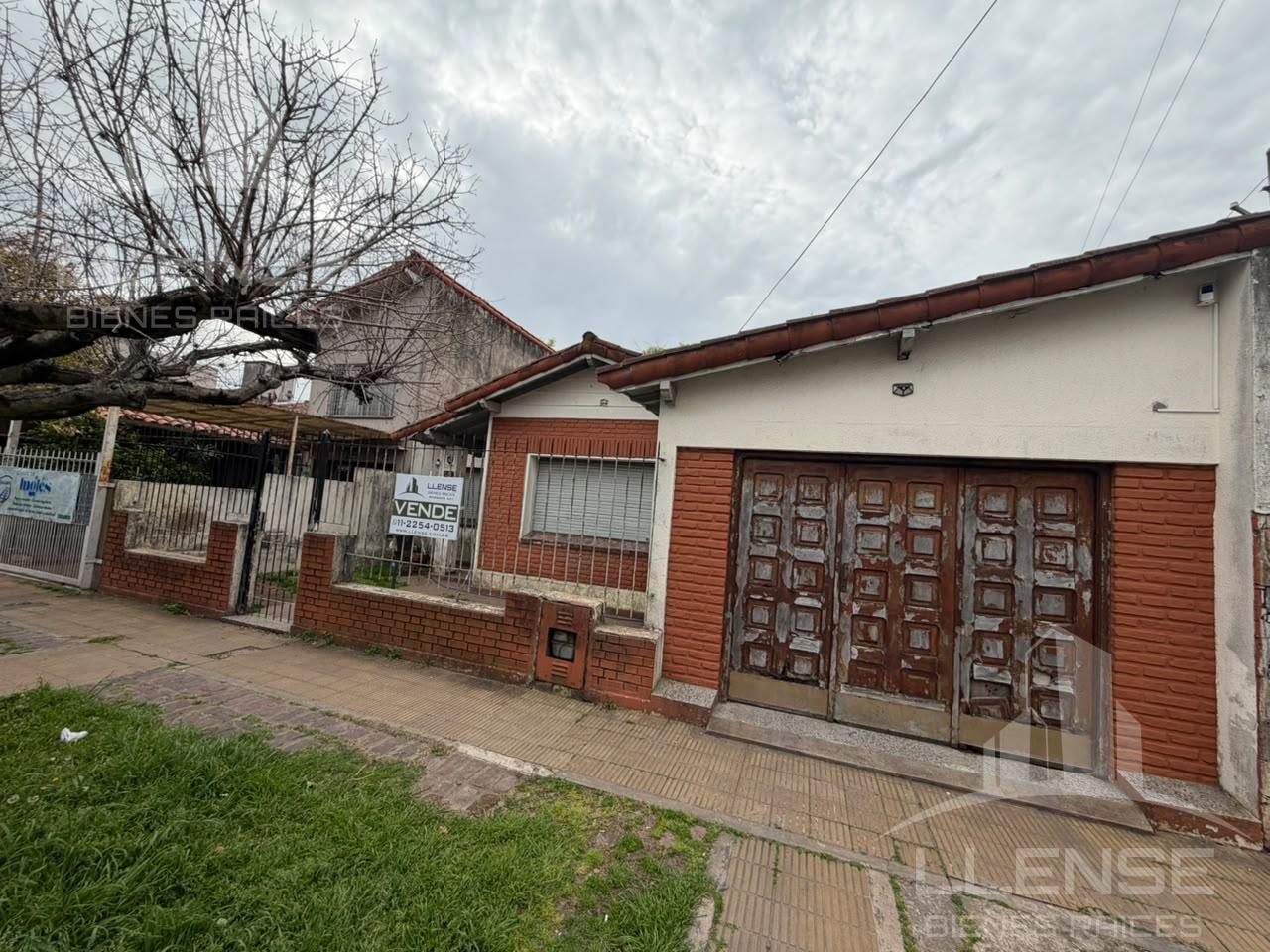 Foto de Casa 4 ambientes sobre lote de 343m2 en a reciclar en venta en Ezpeleta, imagen 2