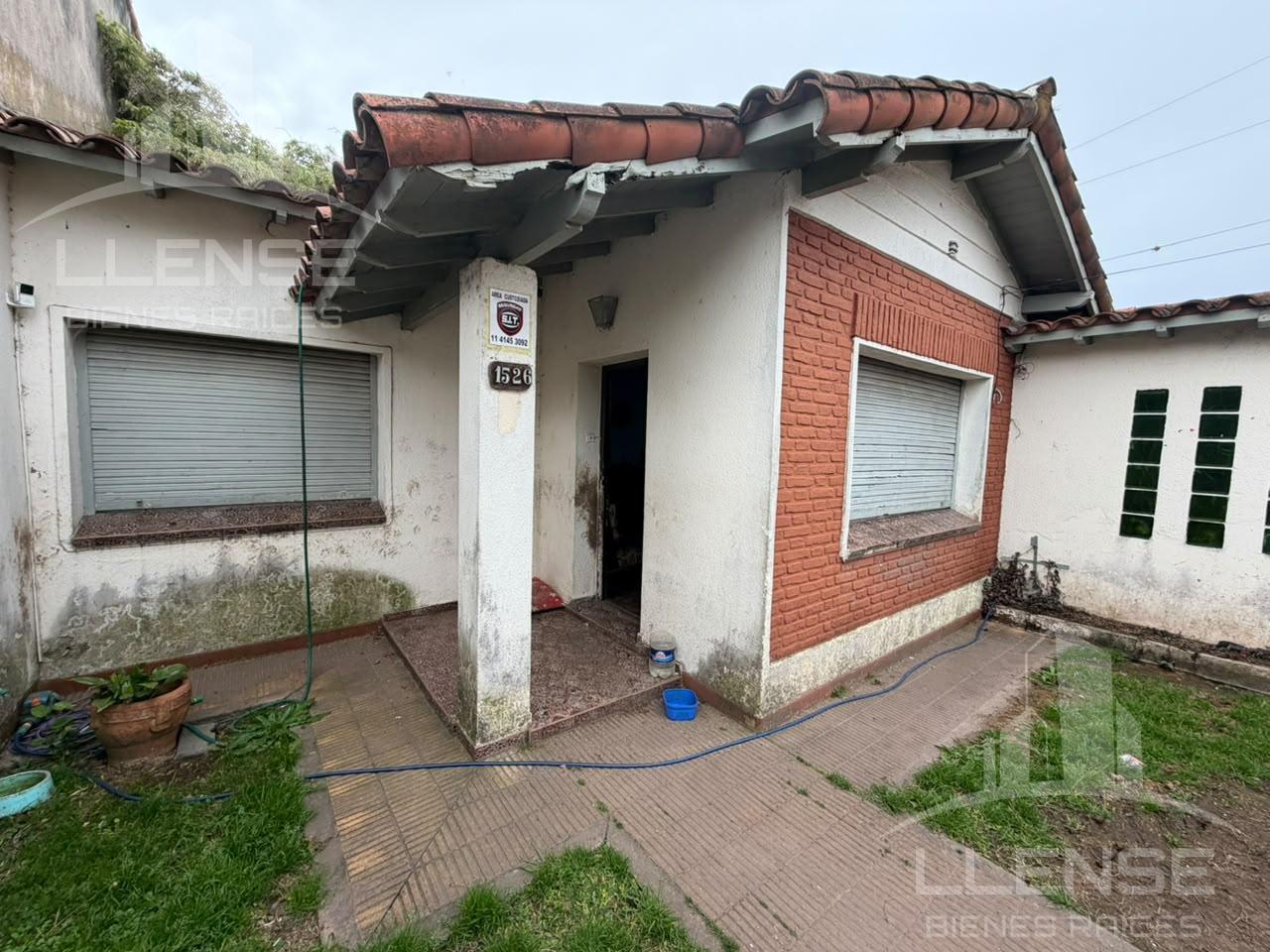 Foto de Casa 4 ambientes sobre lote de 343m2 en a reciclar en venta en Ezpeleta, imagen 3