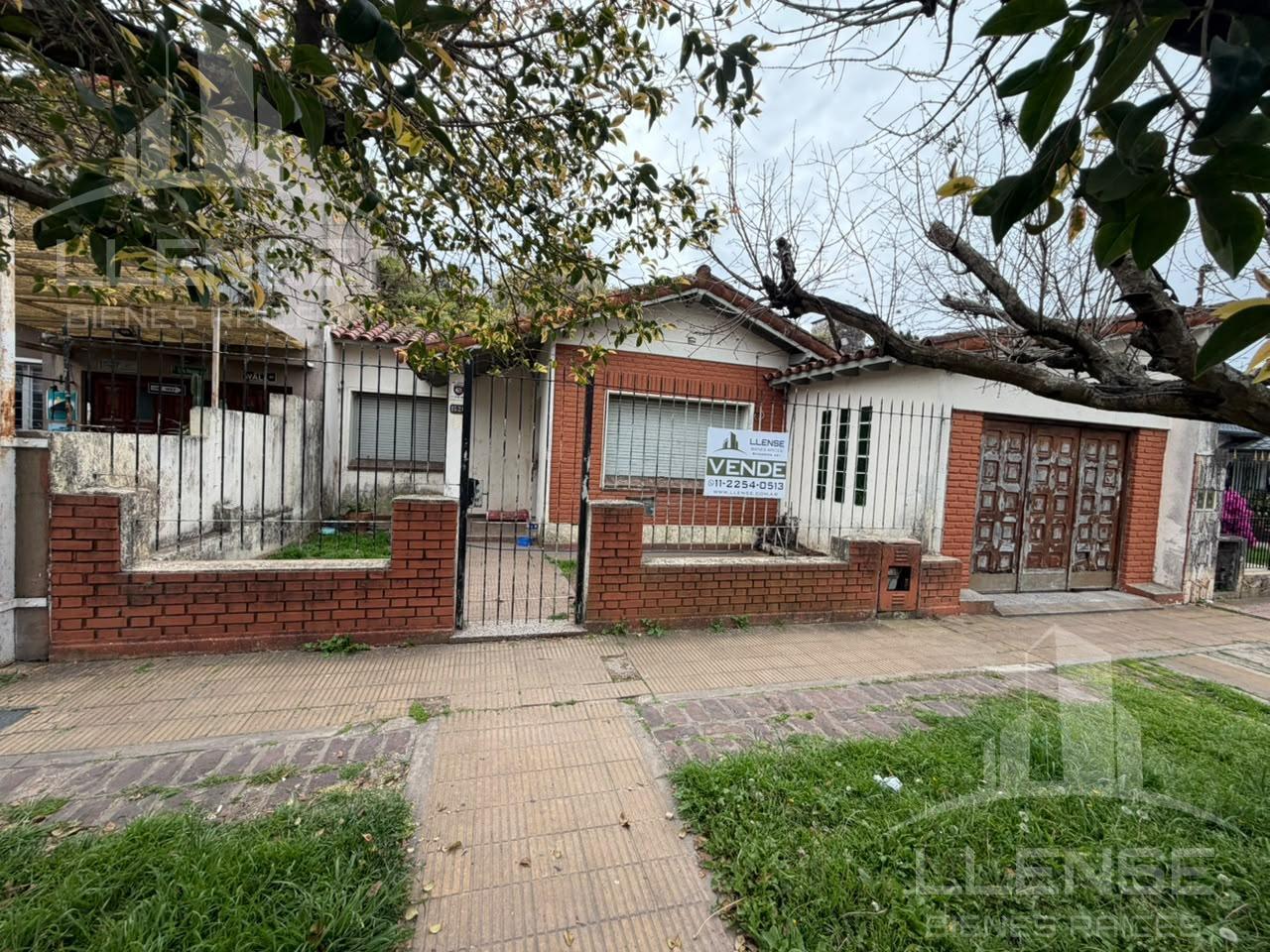 Foto de Casa 4 ambientes sobre lote de 343m2 en a reciclar en venta en Ezpeleta, imagen 1