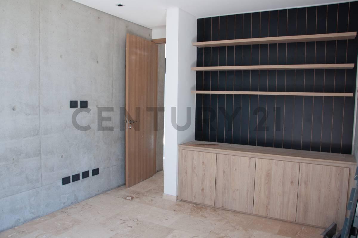 Venta casa a la laguna central 7 ambientes con ascensor y dependencia. Puentes. Nordelta. A ESTRENAR