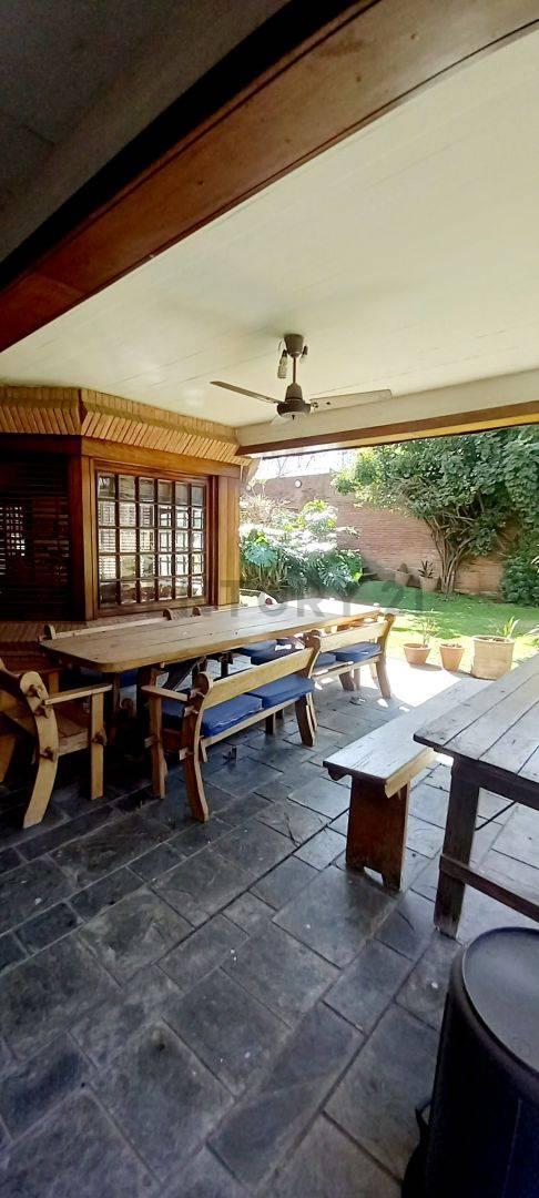 Venta Casa 5 Amb y Depto 3 Amb, Piscina y Jardín. Florida 4