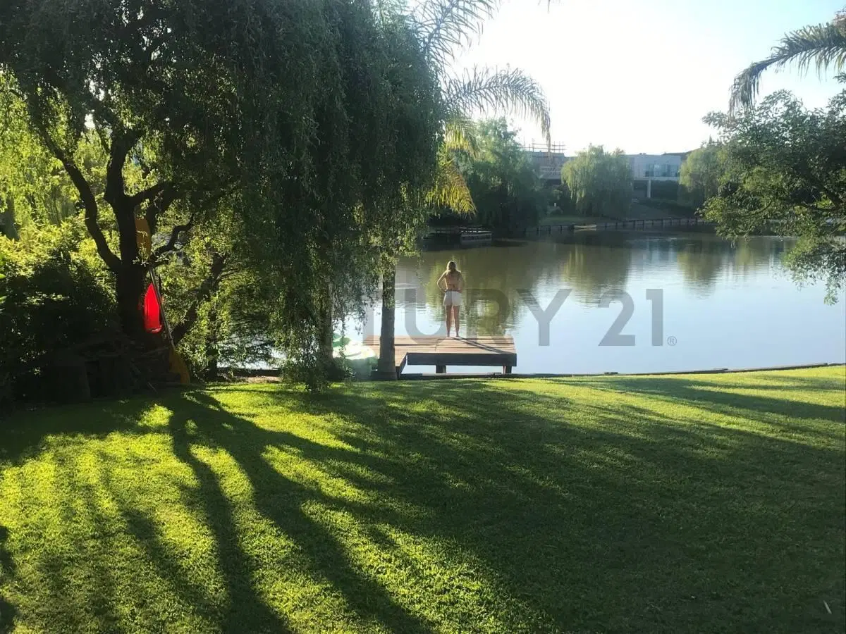 Casa en Venta al Lago Central – Las Glorietas, Nordelta | Vista Abierta al Agua con renta hasta Sept 3