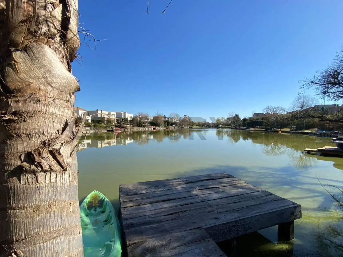 Casa en Venta al Lago Central – Las Glorietas, Nordelta | Vista Abierta al Agua con renta hasta Sept 4
