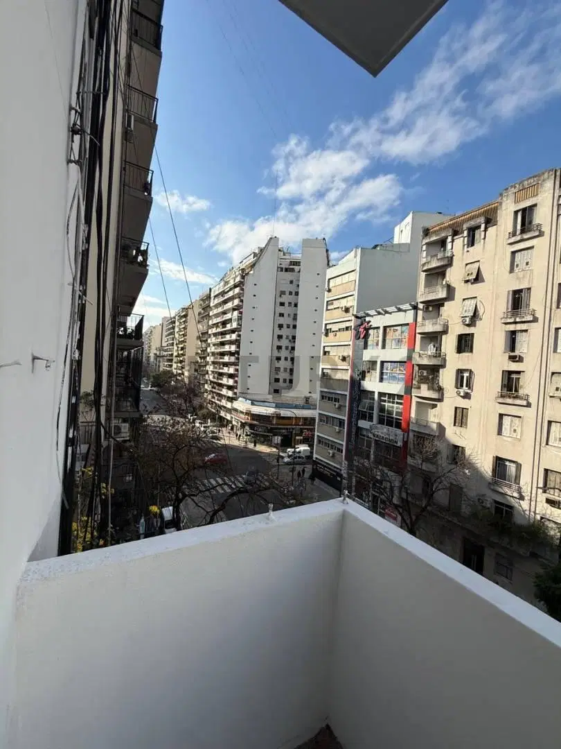 Amplio 3 Ambientes con Dependencia, Balcón y Vista Abierta sobre Av. RivadaviA 4