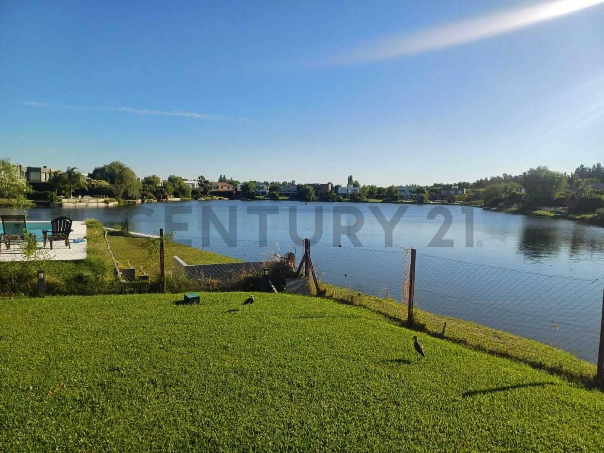 Foto de CASA AL LAGO EN ALQUILER ANUAL, 7 AMBIENTES, AMOBLADA, EN BARRIO LA, imagen 1