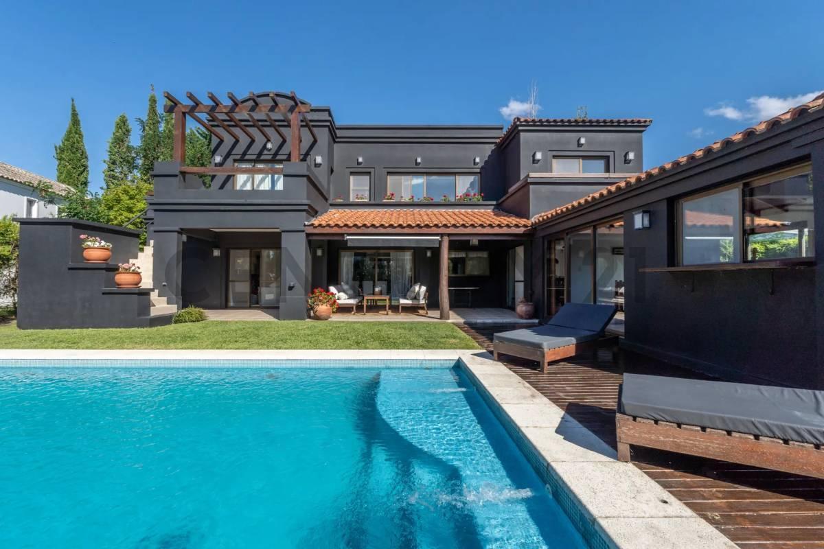 Foto de OPORTUNIDAD! Bajo de Precio ! Exclusiva casa en cul de sac en Venta 5, imagen 3