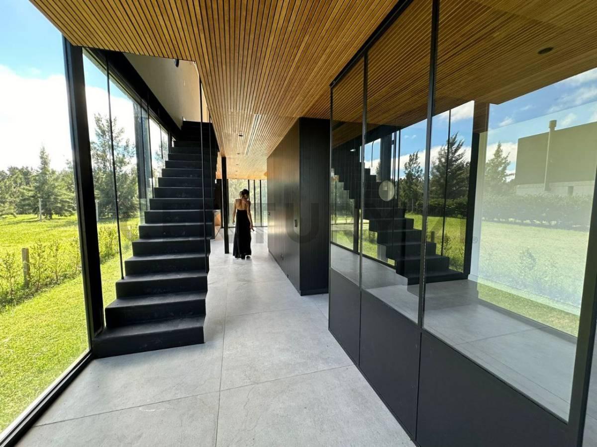 Foto de Venta casa a estrenar 6 ambientes con vista al arroyo en Barrio, imagen 2