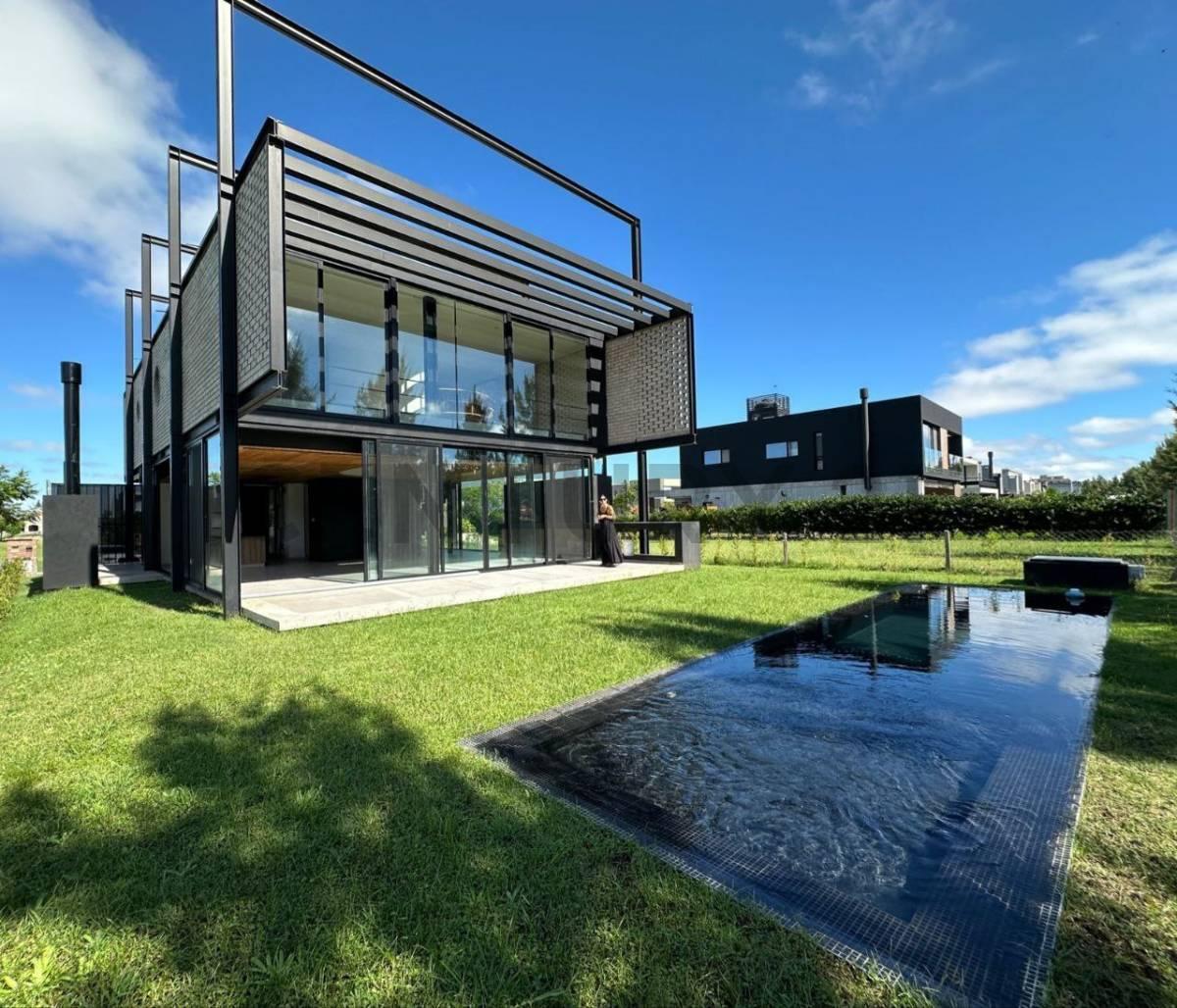 Foto de Venta casa a estrenar 6 ambientes con vista al arroyo en Barrio, imagen 1