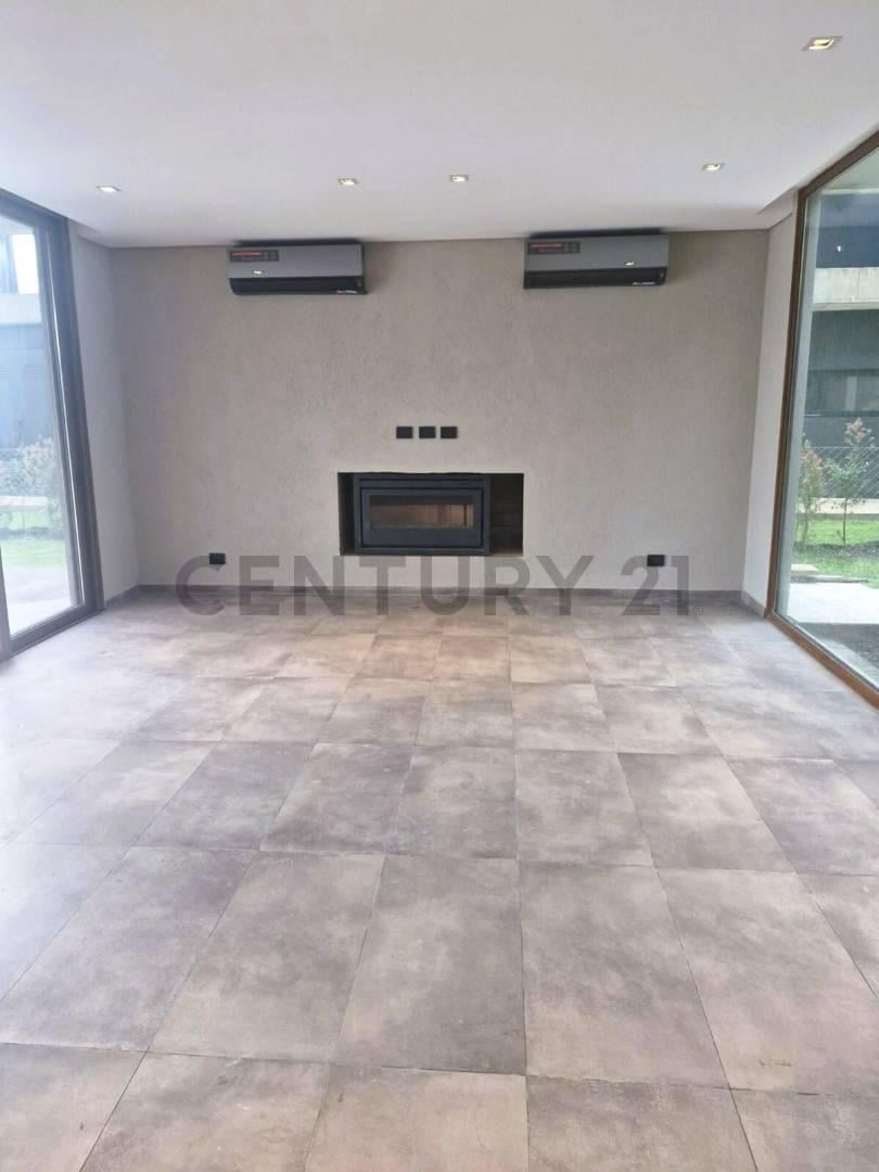 Foto de Venta casa 7 ambientes vista a la laguna central en Puentes Nordelta En, imagen 1