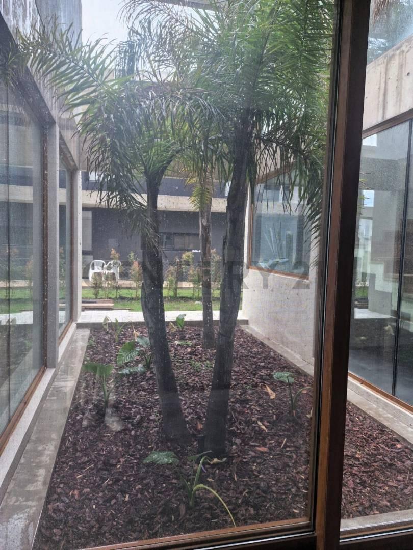 Foto de Venta casa 7 ambientes vista a la laguna central en Puentes Nordelta En, imagen 2