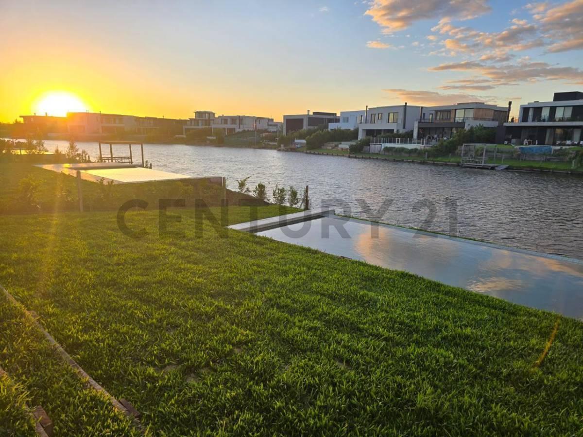 Foto de Venta Casa a estrenar 6 ambientes a la LAGUNA B. Carpinchos - Nordelta, imagen 1