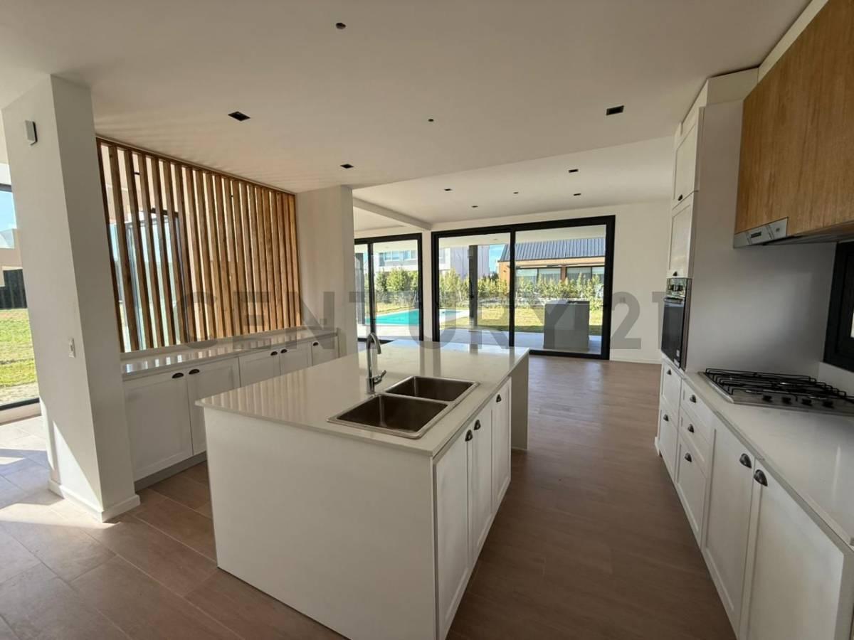 Foto de Venta Casa 5 amb con dependencia A ESTRENAR!!! Barrio Castaños Nordelta, imagen 2