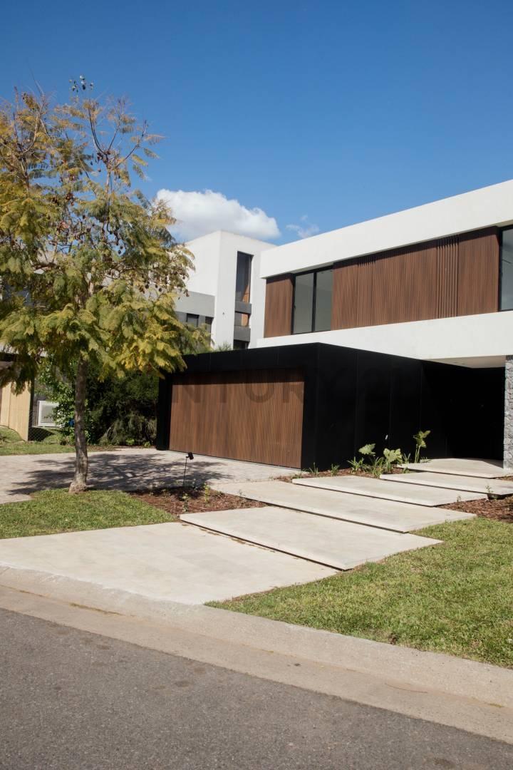 Foto de Venta de exclusiva residencia de lujo en el Barrio El Yacht, Nordelta, imagen 2