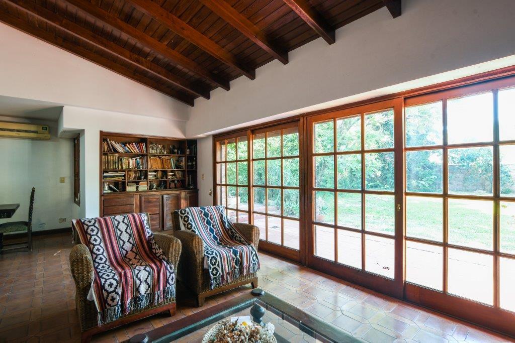 Casa de 2 plantas con patio jardin