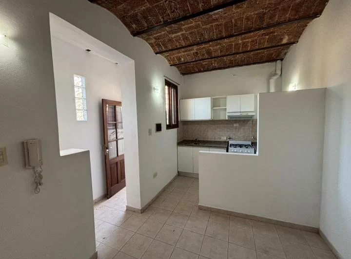 Departamento interno de pasillo en 1º piso de escalera