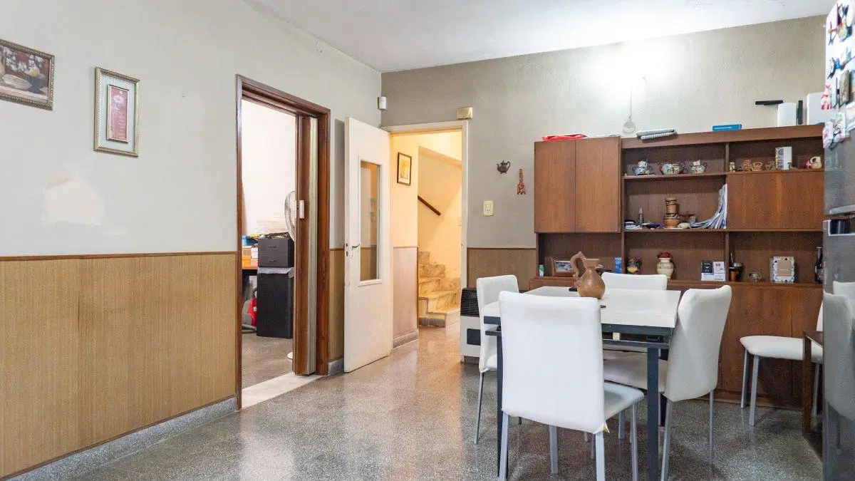 Casa al frente de 2 plantas con cochera 8