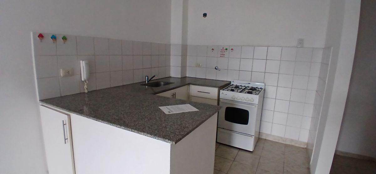 Foto de Departamento contra-frente en barrio Echesortu, imagen 1