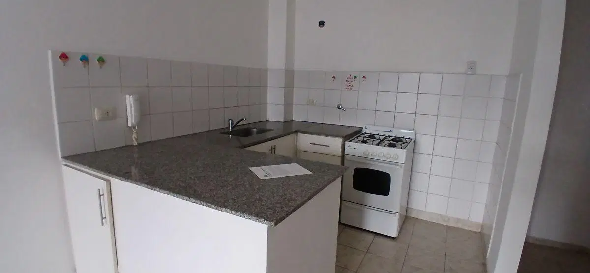 Departamento contra-frente en barrio Echesortu 1