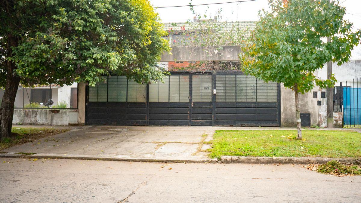 Casa al frente de 2 plantas