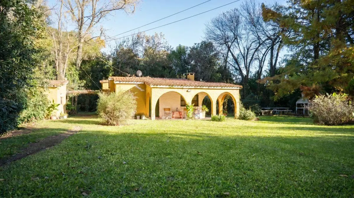 Casa en amplio lote parquizado 3