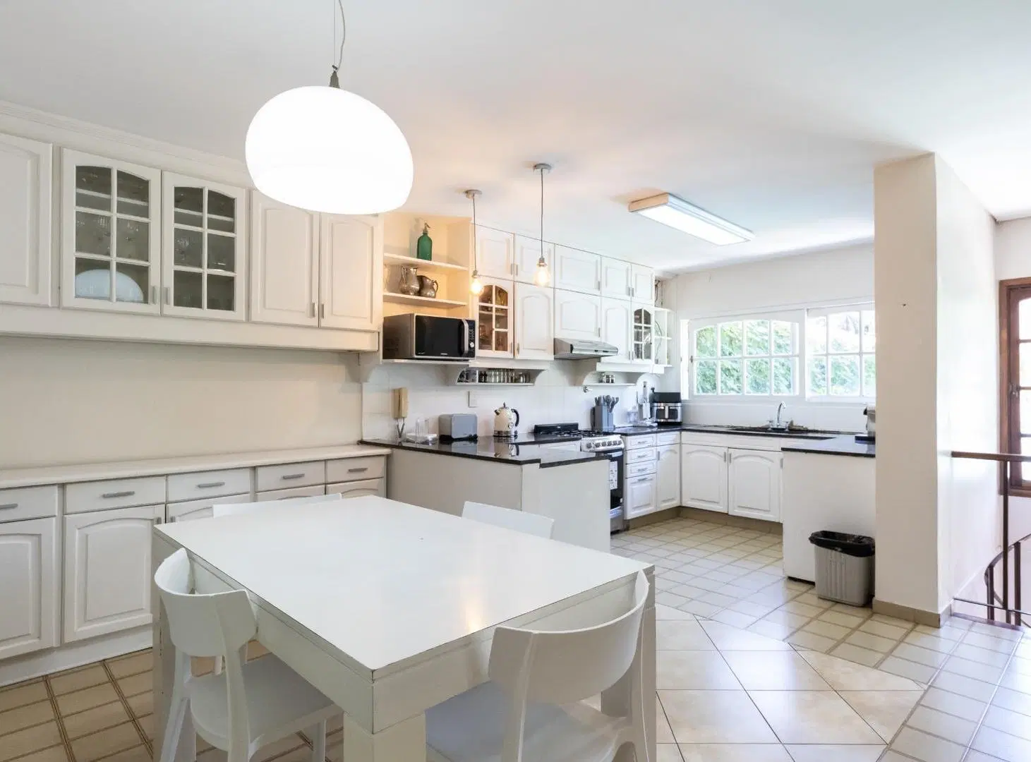 VENTA CASA DE 6 AMBIENTES CON 4 COCHERAS,JARDIN Y PILETA 3