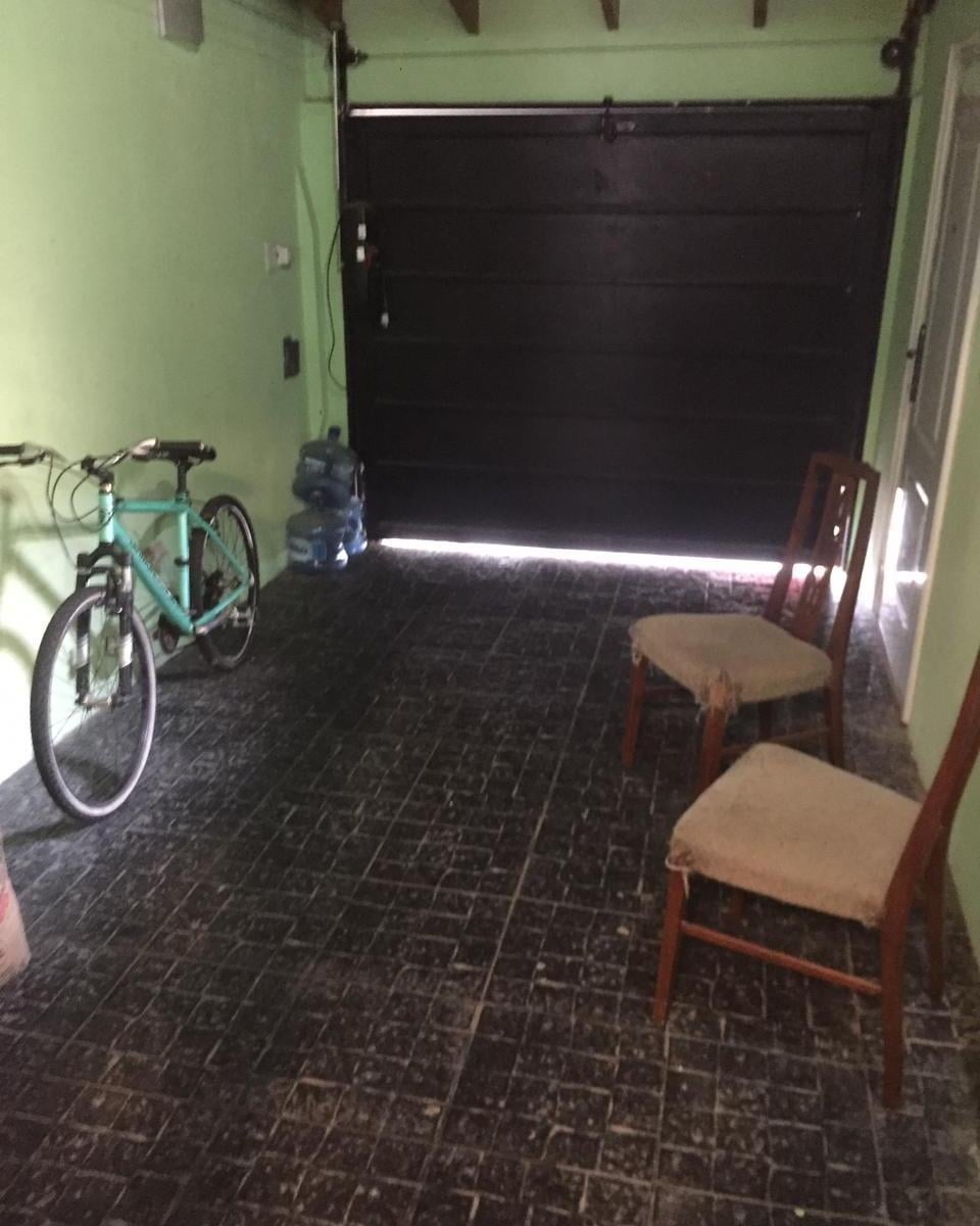 Montesanti Propiedades VENDE DUPLEX con patio con parrilla.  Alquilado.