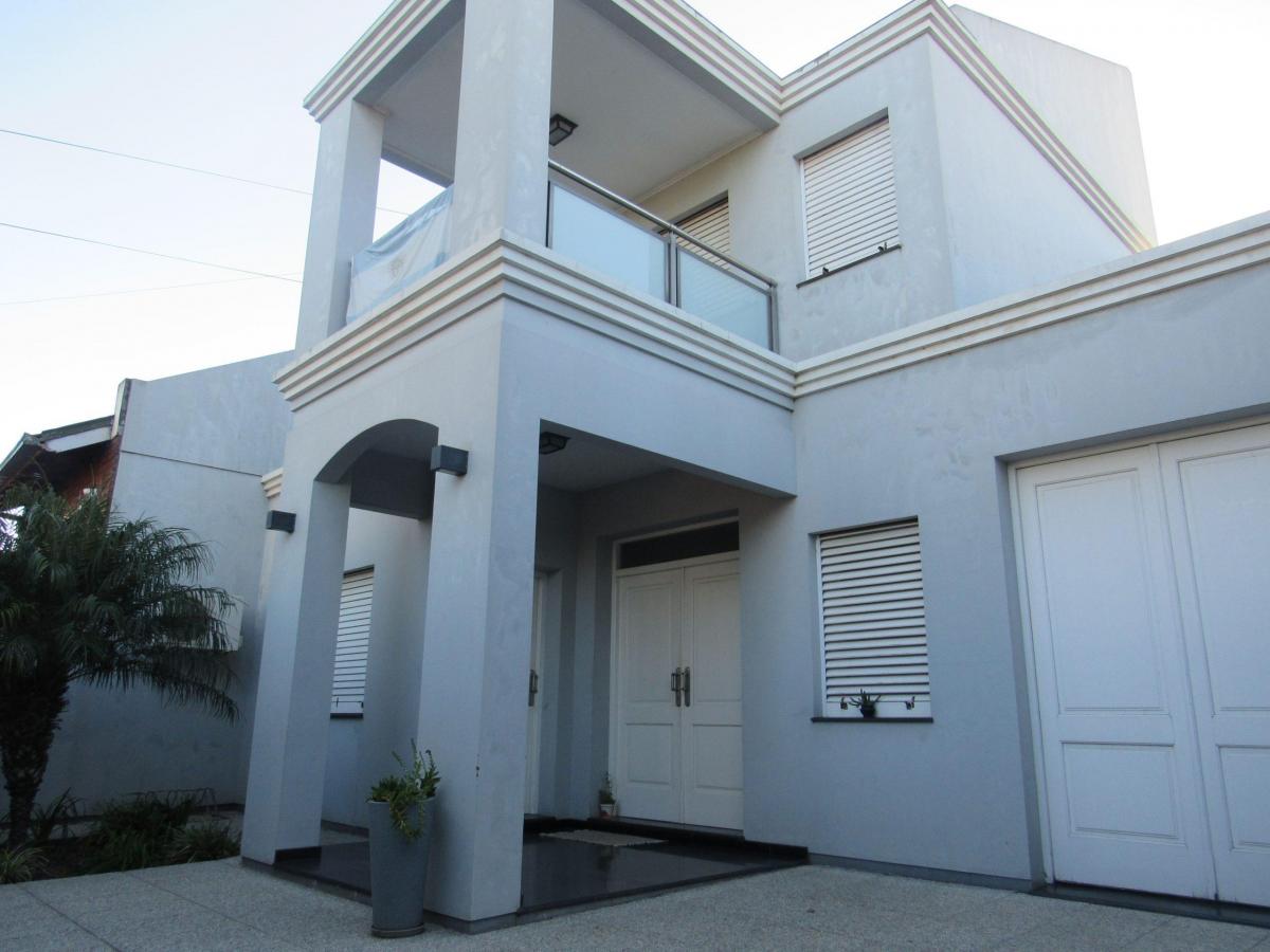 Excelente Casa de 3 Dorm. - Chivilcoy 1