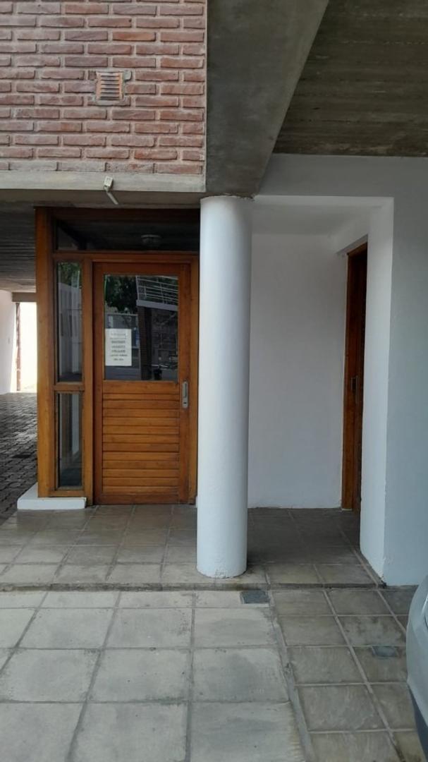Alquiler depto 1 dormitorio + patio + cochera cubierta 66 e/