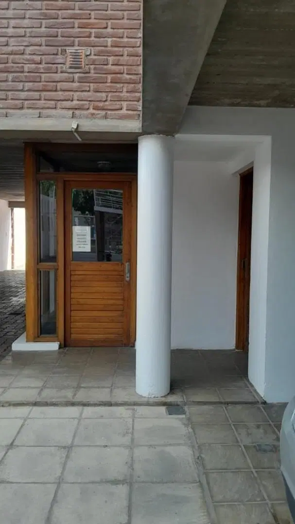 Alquiler depto 1 dormitorio + patio + cochera cubierta 66 e/ 2