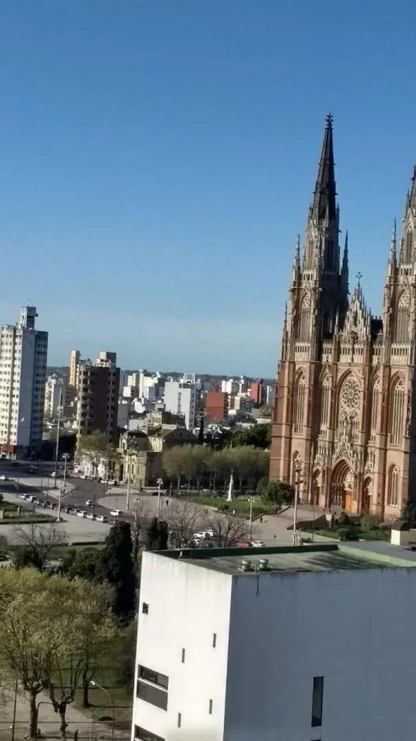 ALQUILER DPTO DOS DORM Y COCHERA EN 49 Y 13 5