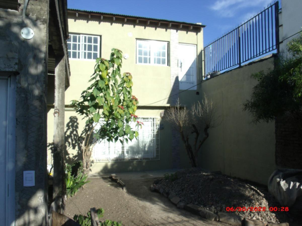 Casa apta dos familias a 150mts. Av San Martin!!!