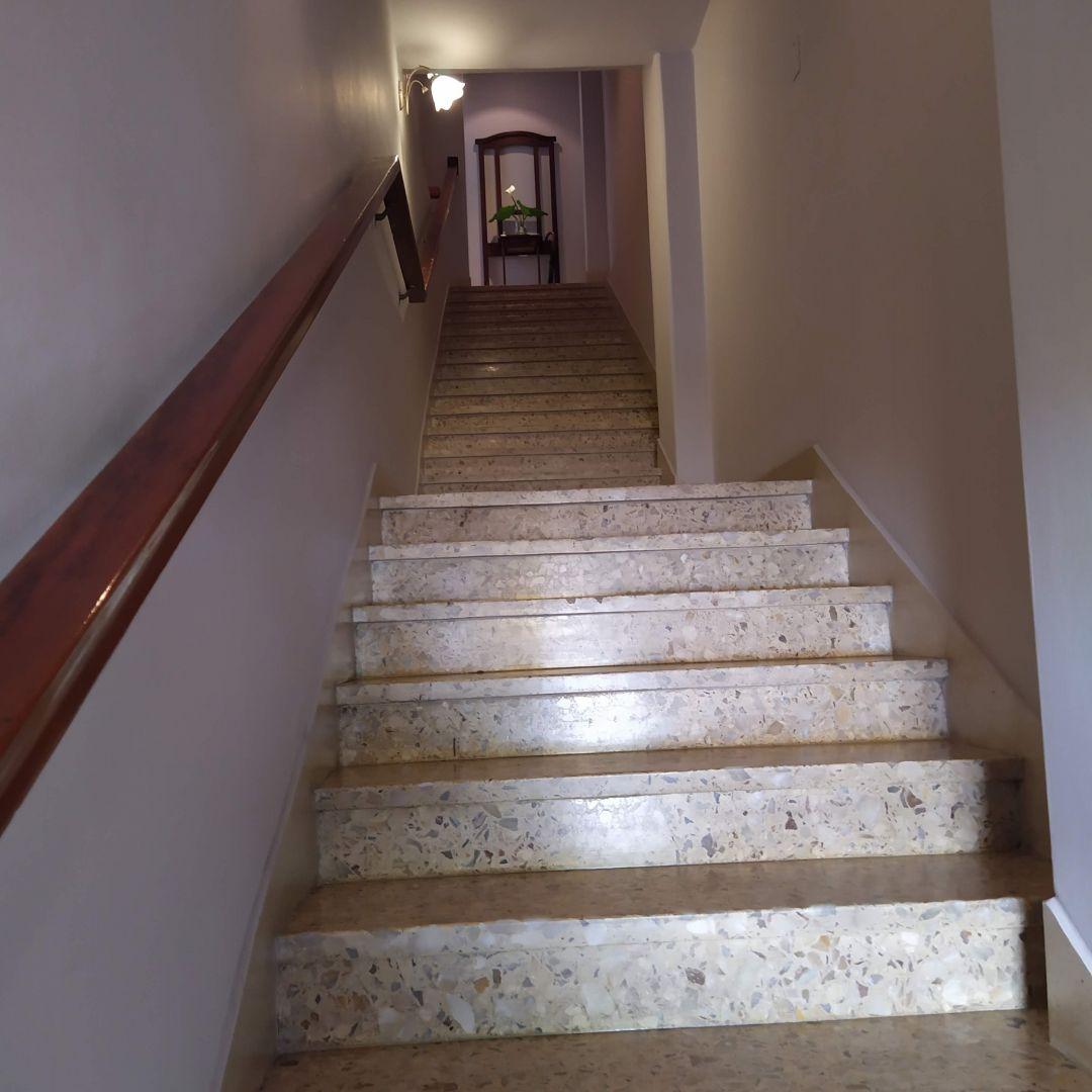 Amplio Local con Vivienda a m. Calle Comercial Principal! 2