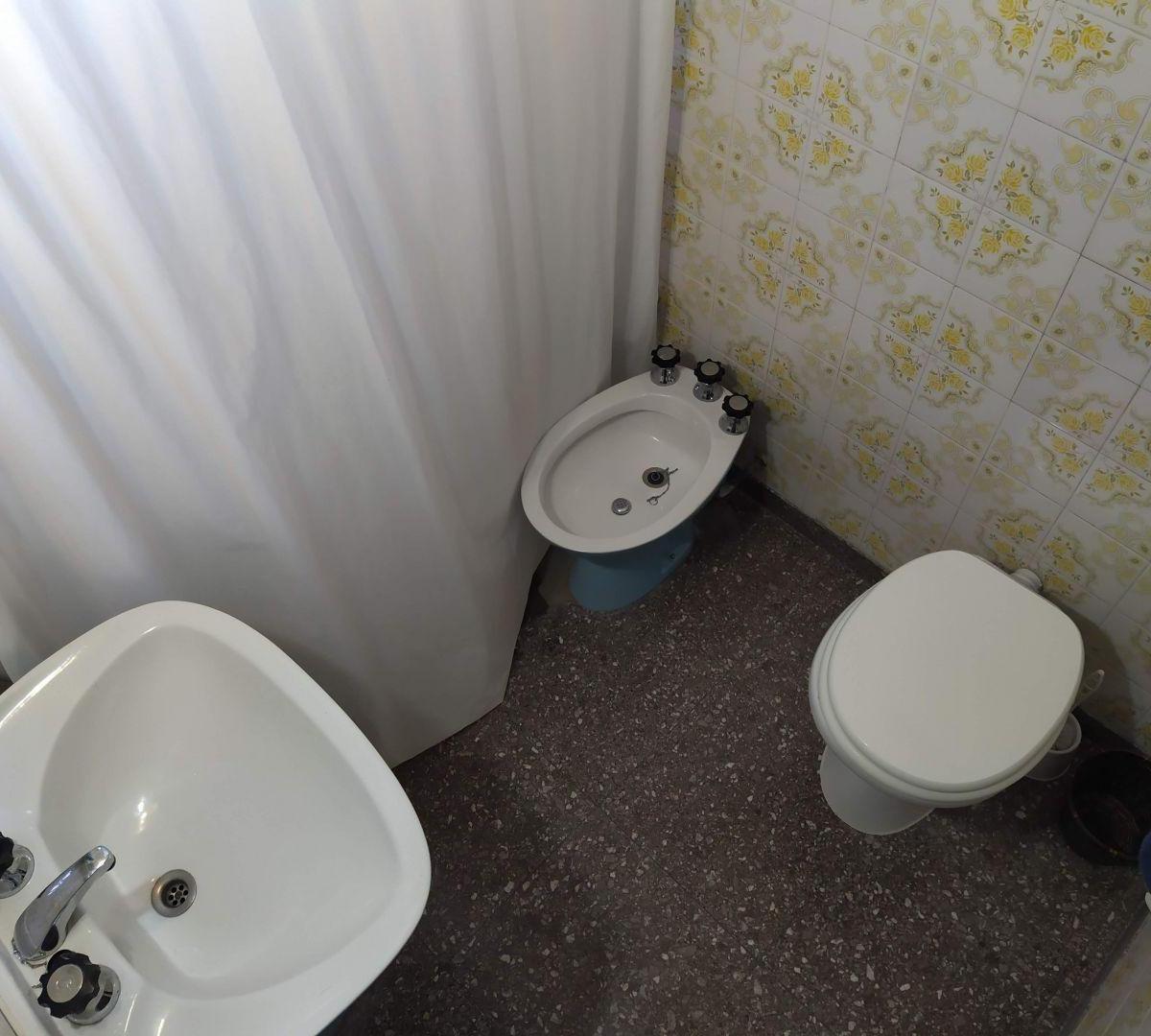 Amplio Local con Vivienda a m. Calle Comercial Principal! 5
