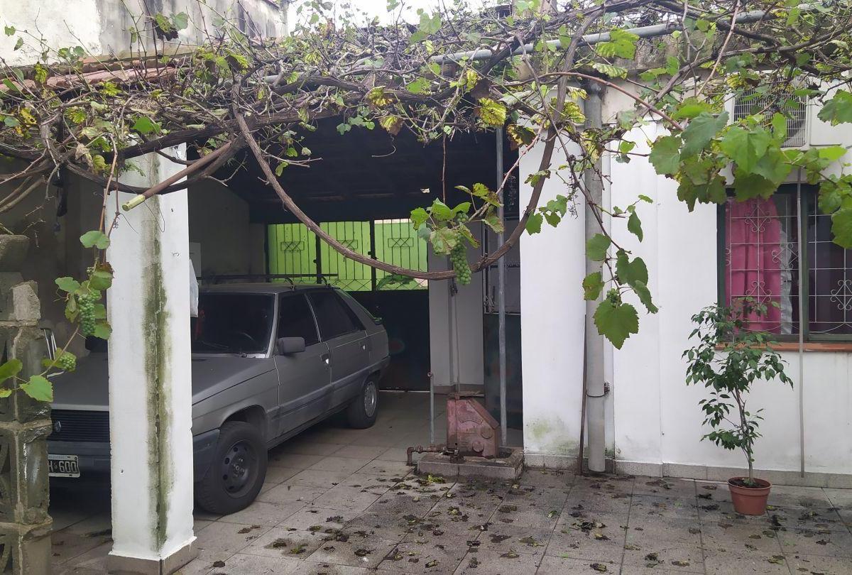 Casa en buena ubicaicon sobre amplio lote!!!