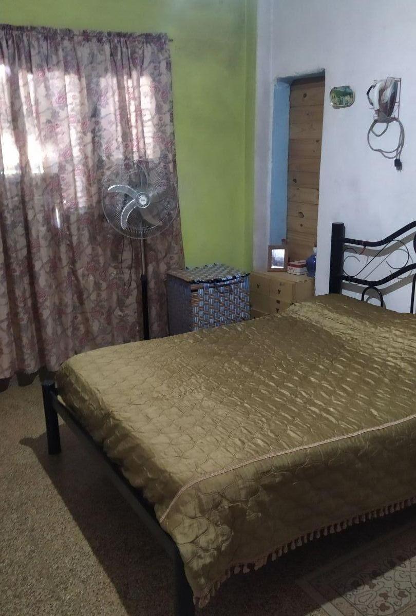 Casa + departamento al fondo sobre amplio lote!!