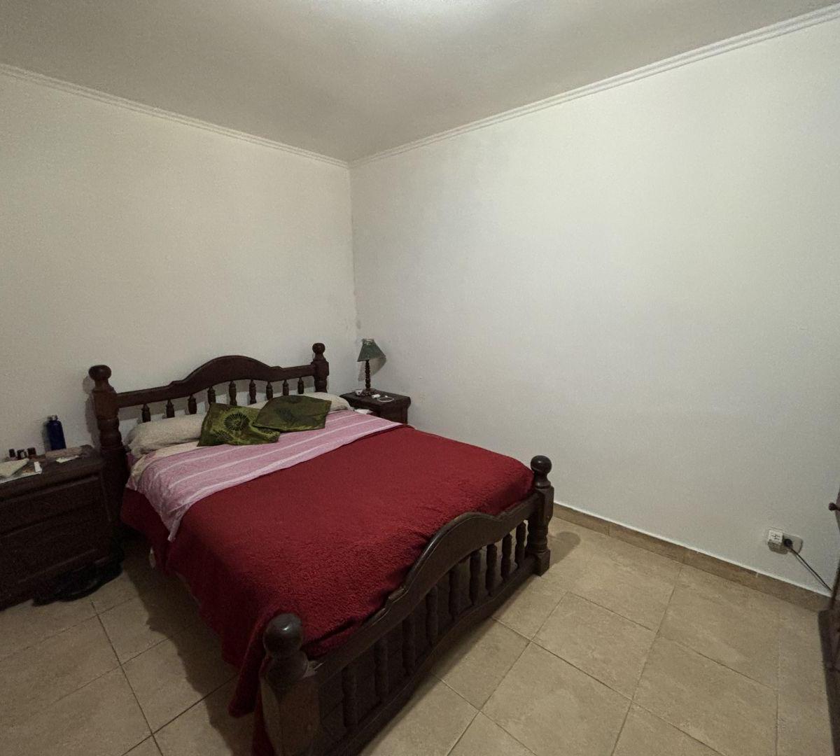 Casa 3 ambientes con jardín en zona residencial de Adrogué