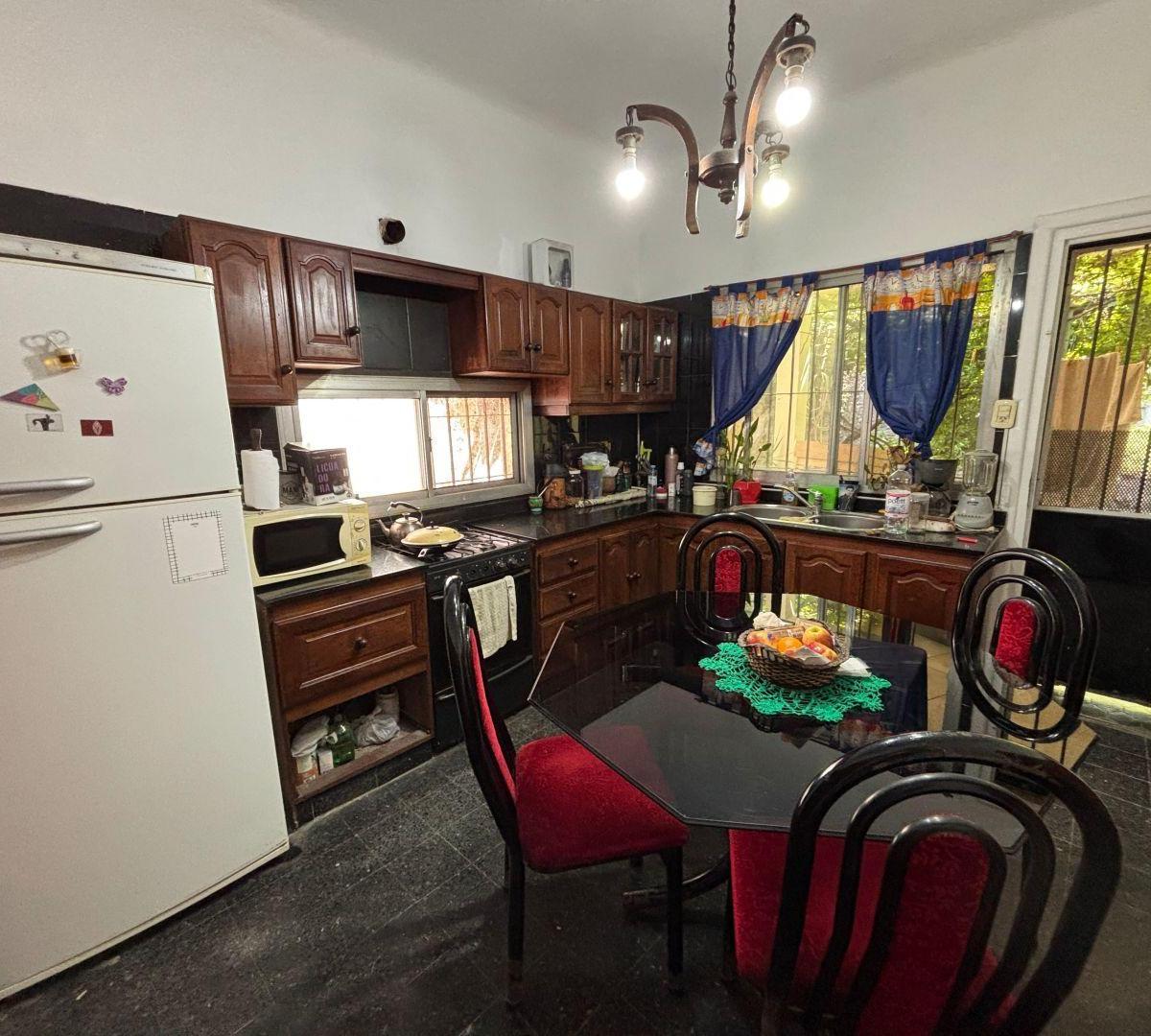 Foto de Casa 3 ambientes con jardín en zona residencial de Adrogué, imagen 2