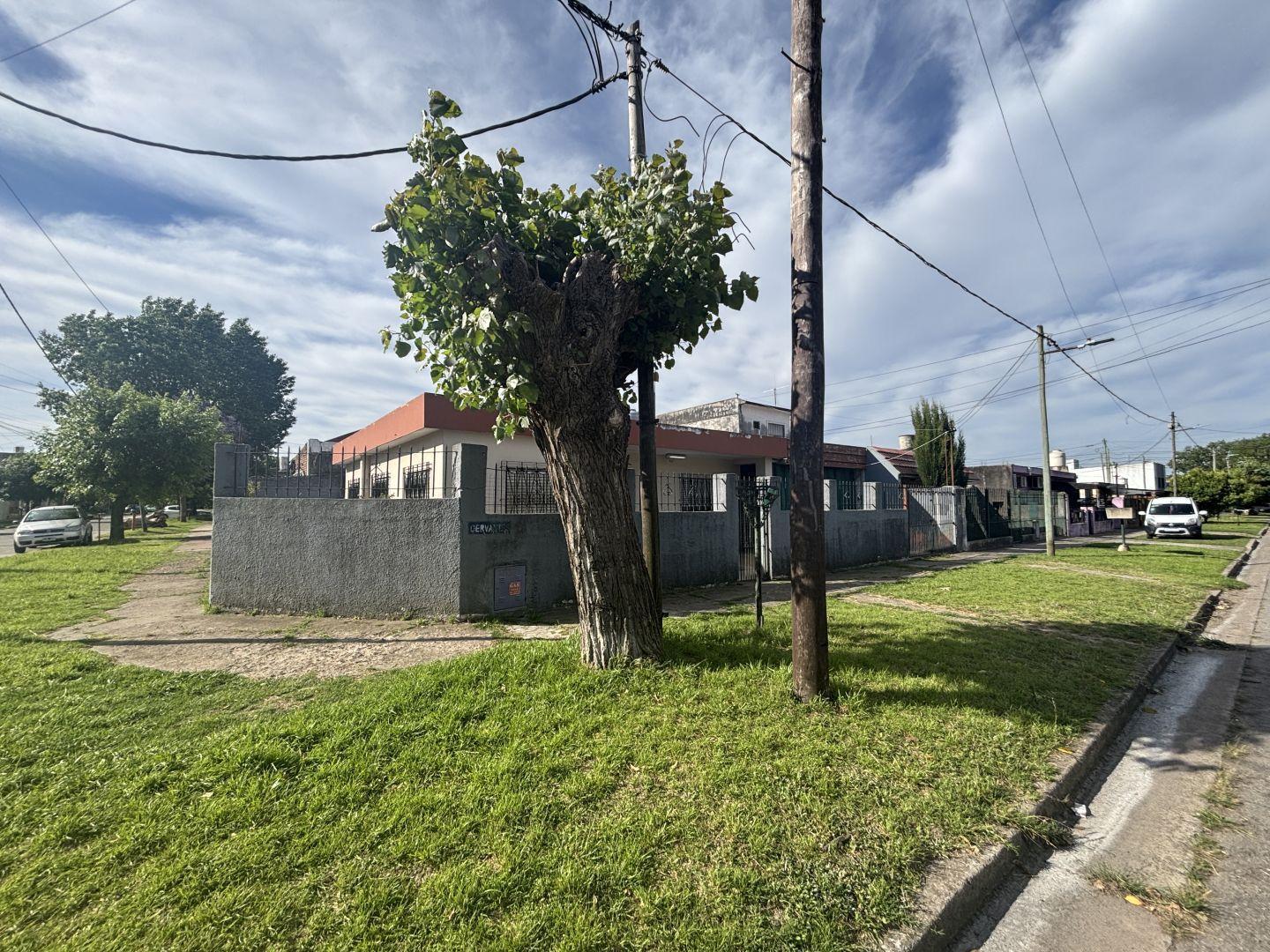 Casa 3 dormitorios con cochera en venta