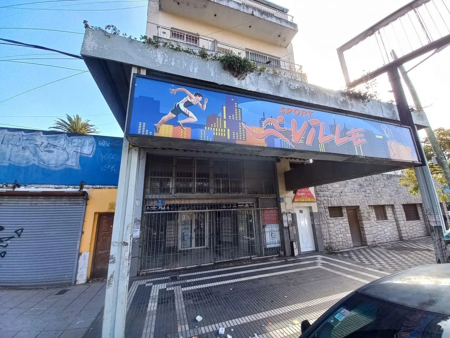 Amplio local frente a estación Rafael Calzada! 3