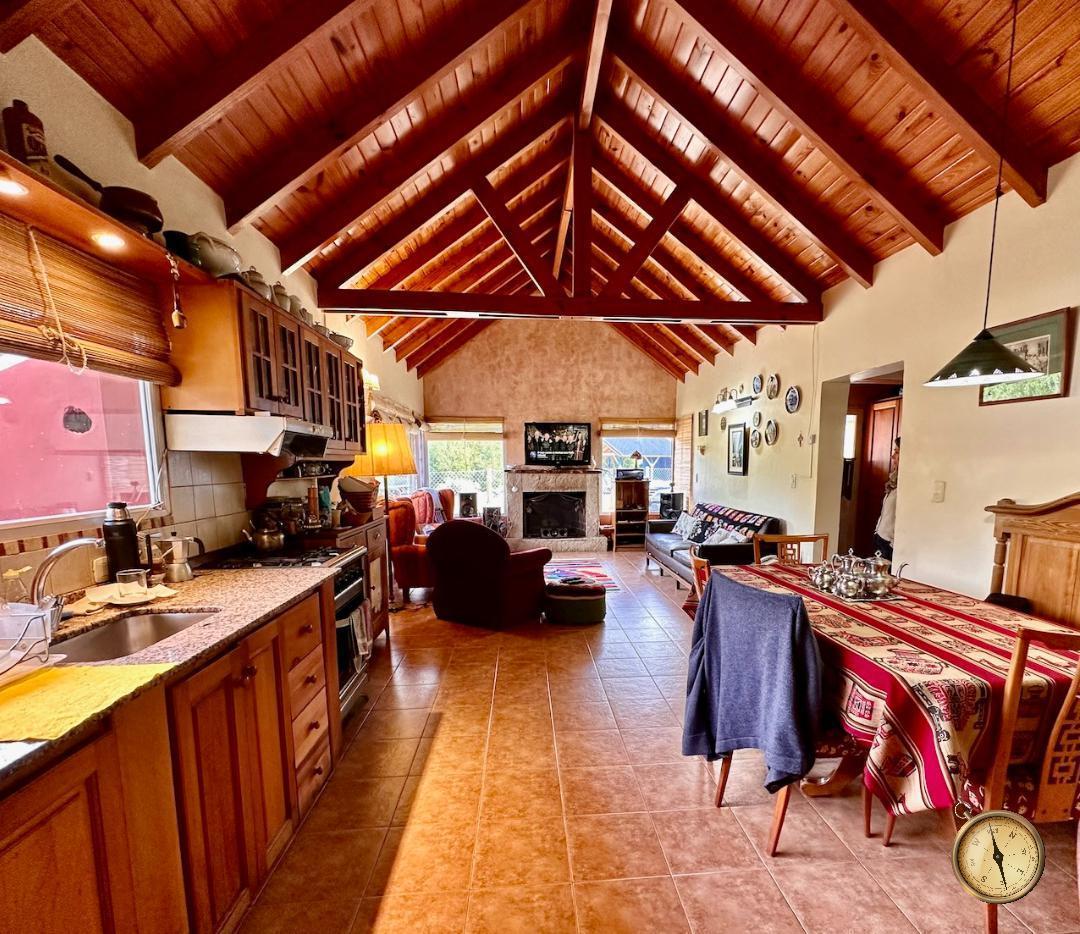 Casa de 4 Dorm. - 160 m² en Lote de 2460 m² - Barrio Ruca Hue 3