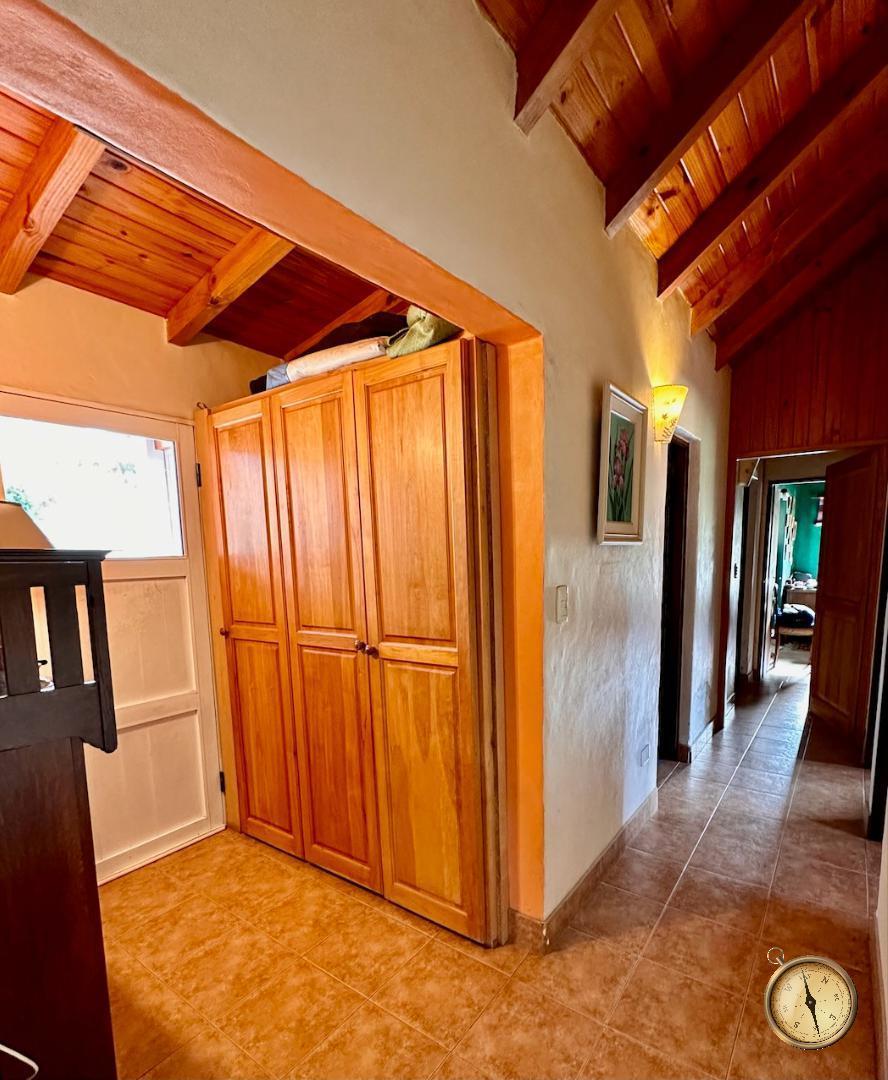 Casa de 4 Dorm. - 160 m² en Lote de 2460 m² - Barrio Ruca Hue 1