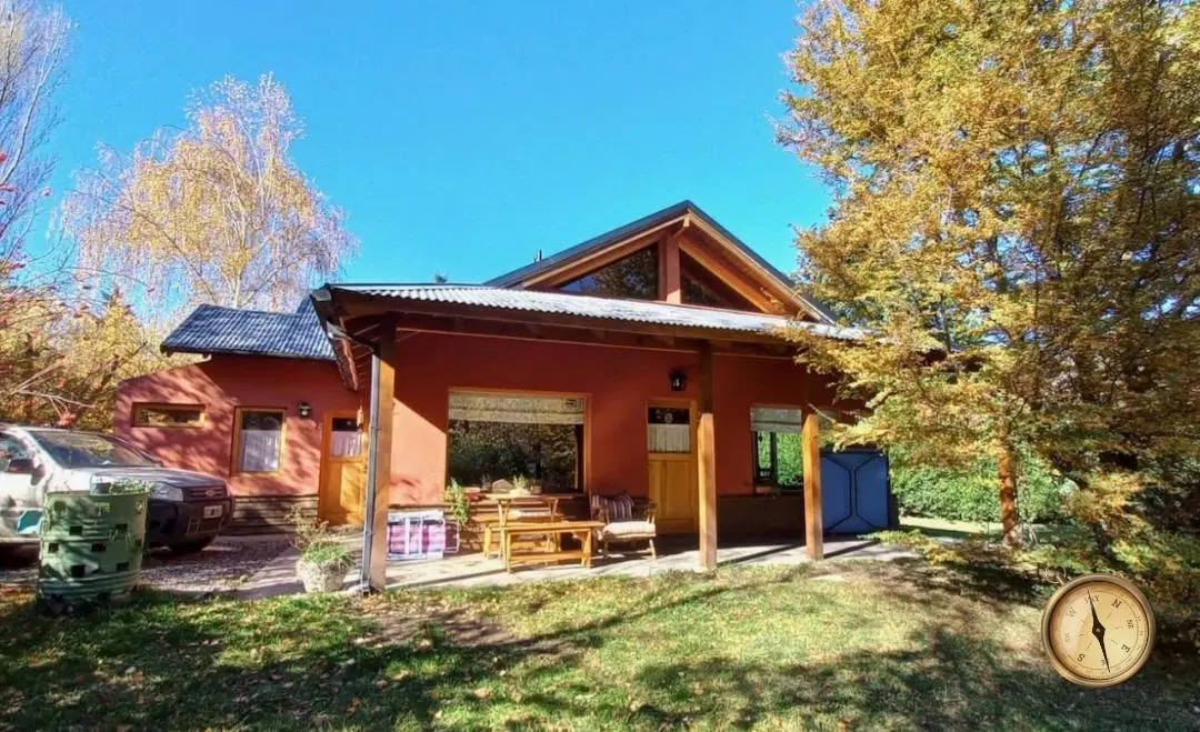 Casa de 3 dormitorios de 141 m2 mas cabaña en Lote de 956 m2 - Ruca Hue 1