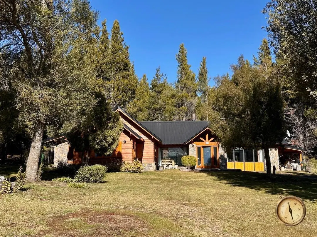 Exclusiva propiedad de 4 dormitorios de 200m2 en lote de 1430 m2 - Chihuallanca - Lago Lolog 2