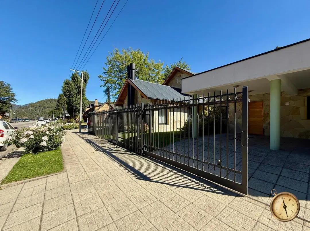 Exclusiva Casa de 285 m2 en lote de 600 m2 - Ubicación premium en Casco Centrico - Almte Brown 300 1