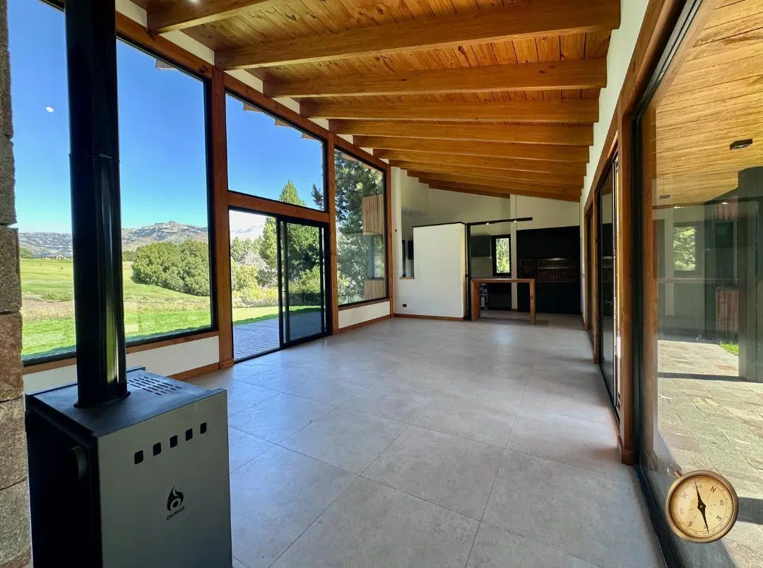 Exclusiva casa  de 3 dormitorios a estrenar - 170m2 en lote de 1745 m2- Chapelco Golf 5