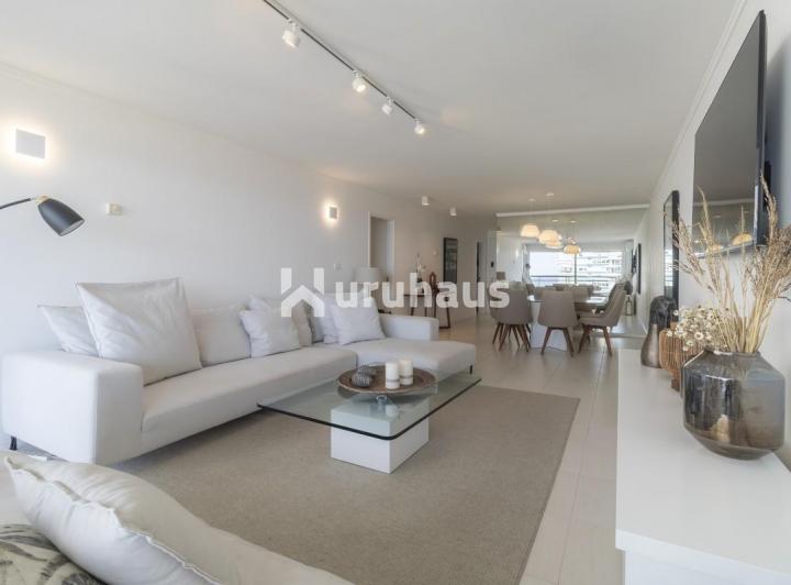Foto de VENTA APARTAMENTO CUATRO DORMITORIOS PUNTA DEL ESTE EDIFICIO FOREST TOWER I, imagen 2