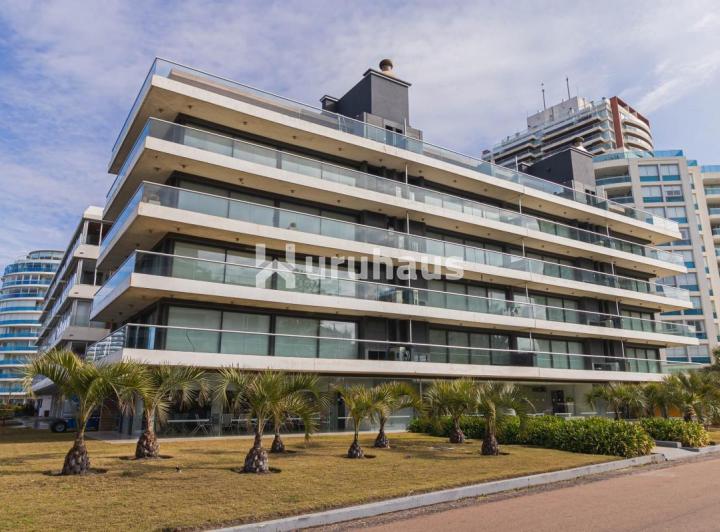 VENTA APARTAMENTO 2 DORMITORIOS PUNTA DEL ESTE EDIFICIO BRAVISSIMA PRIMERA LINEA PARRILLERO PROPIO
