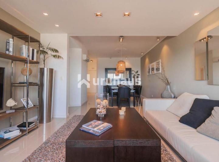 Foto de VENTA APARTAMENTO TRES DORMITORIOS AIDY GRILL PISO ALTO VISTA AL MAR, imagen 1
