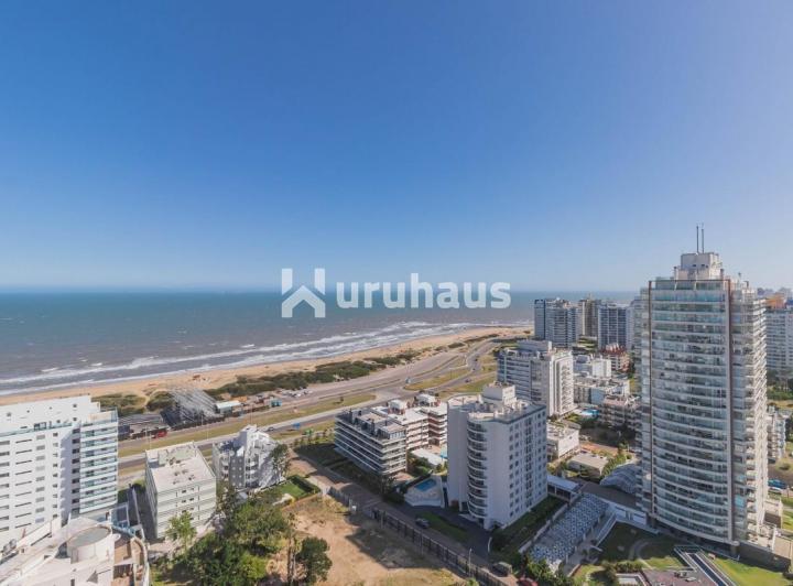 VENTA APARTAMENTO TRES DORMITORIOS AIDY GRILL PISO ALTO VISTA AL MAR PARRILLERO PROPIO